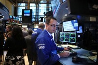 Lo ngại lạm phát cao, giới đầu tư tránh xa chứng khoán